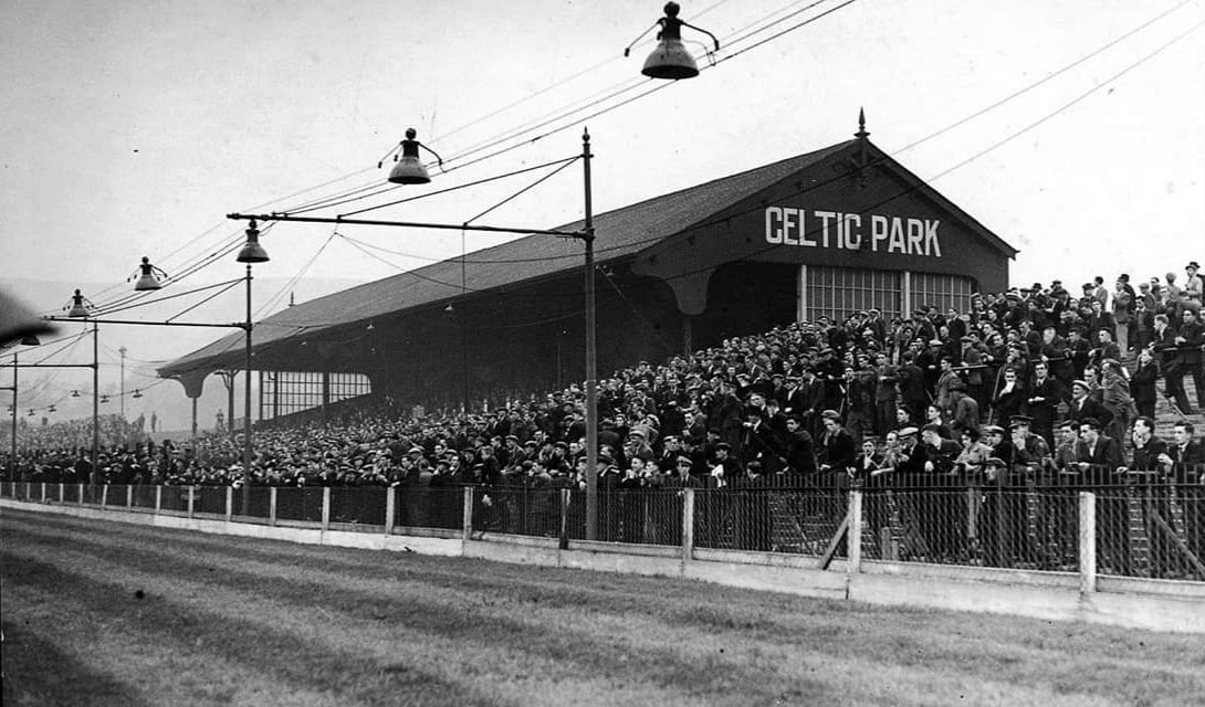 Nagy tömeg a Belfast Celtic pályáján - 1937 - Facebook - Irish Football Memories.jpg