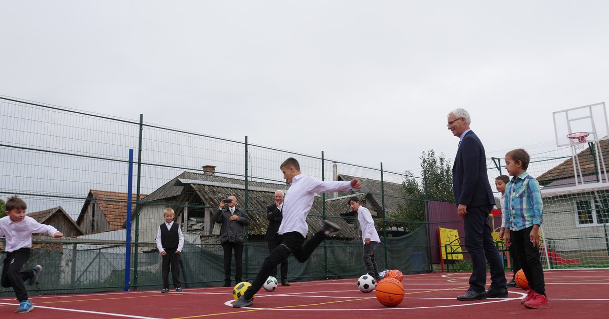 Az új sportpályáért adtak hálát a kárpátaljai Glória Ifjúsági és Missziós Központban