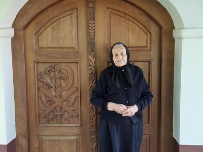 Páll László (c)_Biró Giza_a derceni református templom ajtajában (1)