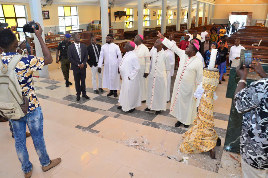 Püspökök a templomban pár nappal később Forrás Catholic Diocese of Ondo.jpg