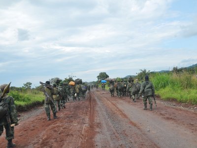 Goma felé menetelő katonák a Kongói Demokratikus Köztársaságban - Forrás: Wikimedia Commons