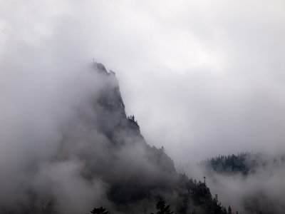 Hegy, köd, kereszt Forrás: Váradi Ferenc
