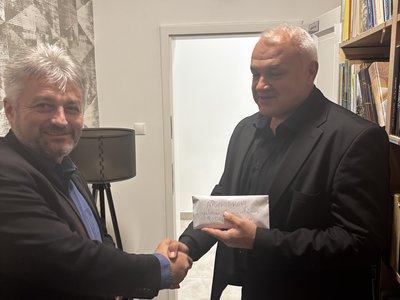 Hella Ferenc átadja Zán Fábián Sándornak a nagydobronyi gyermekotthonnak gyűjtött adományokat -Forrás: Somogyi Református Egyházmegye