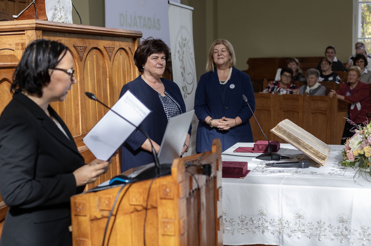 A tiszáninneni egyházkerületből Fülöpné Vadon Erzsébet kapott elismerést