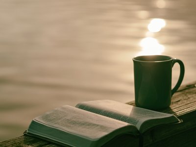 Nyár, biblia, szabadság, pihenés unsplash/ Aaron Burden