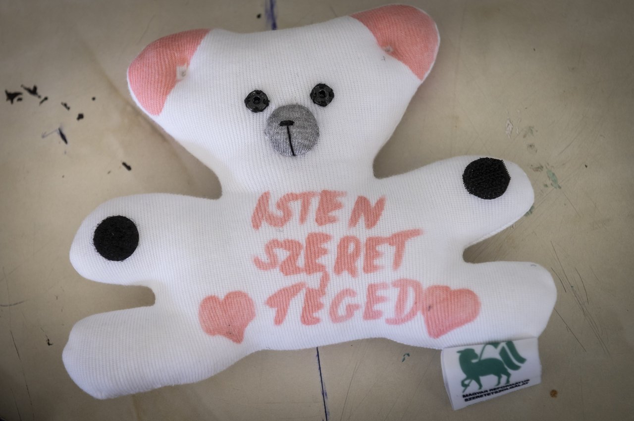 Egymásnak ajándékozott, saját kézzel díszitett mentő maci