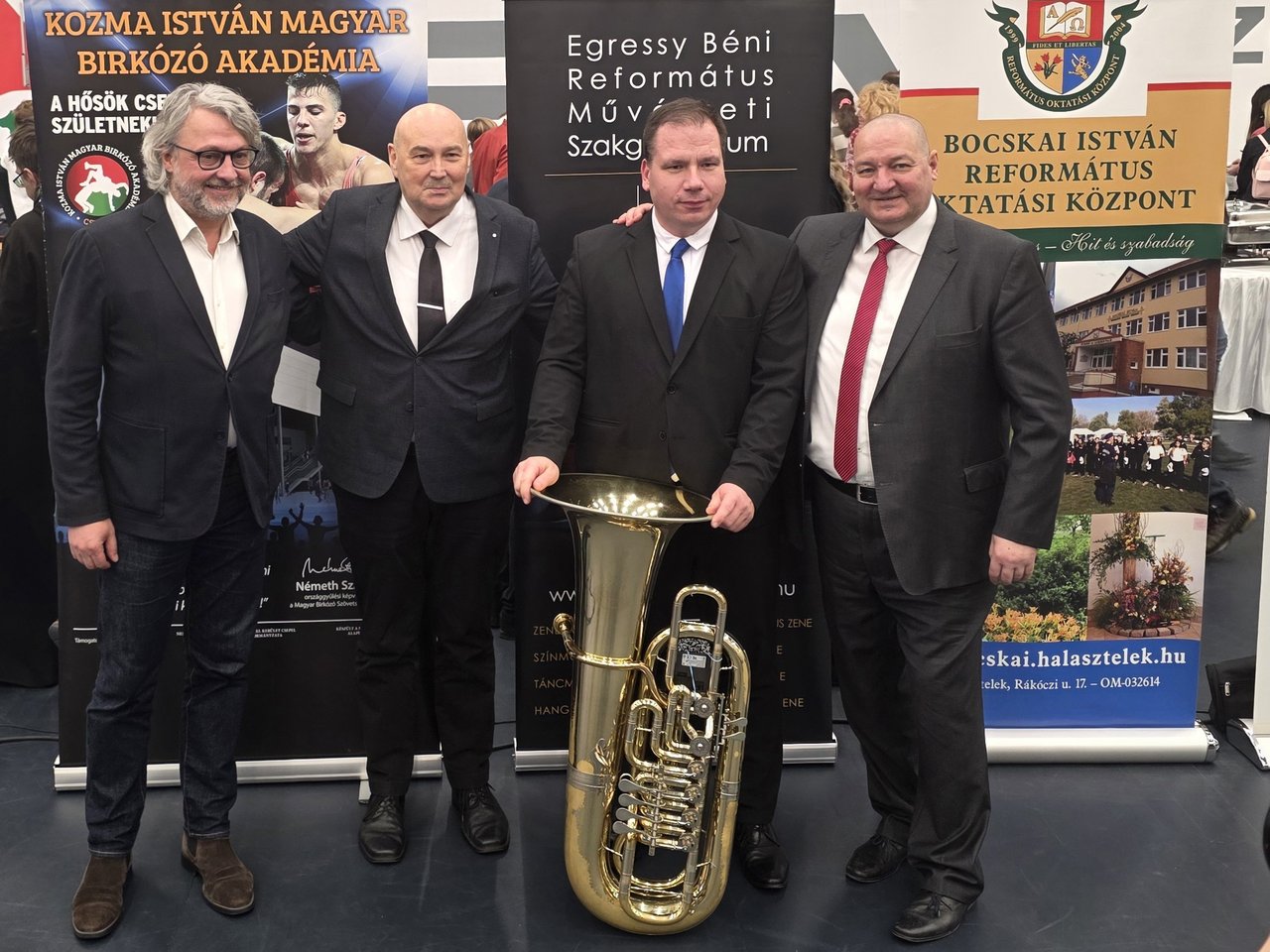 balról Bősze Ádám előadó, Ft. Steinbach József püspök, Németh Szilárd képviselő, Kovács Zalán László igazgató