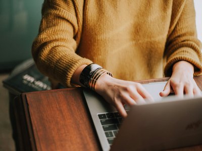 Kérdőív, felmérés, számítógép, internet, gép - Fotó: Unsplash/Christin Hume