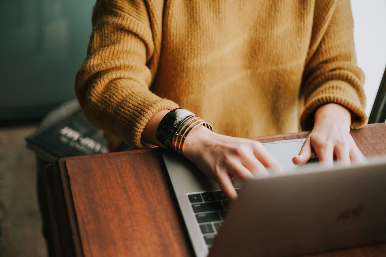 Kérdőív, felmérés, számítógép, internet, gép - Fotó: Unsplash/Christin Hume