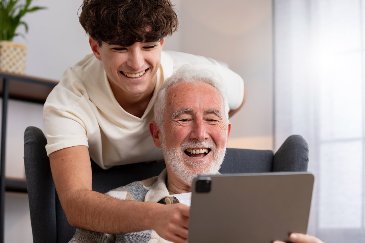 Idős_fiatal_férfi_iPad