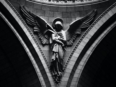 Angyal szobor. Sacre Coeur PárizsFotó: Unsplash / Cosmin Gurau