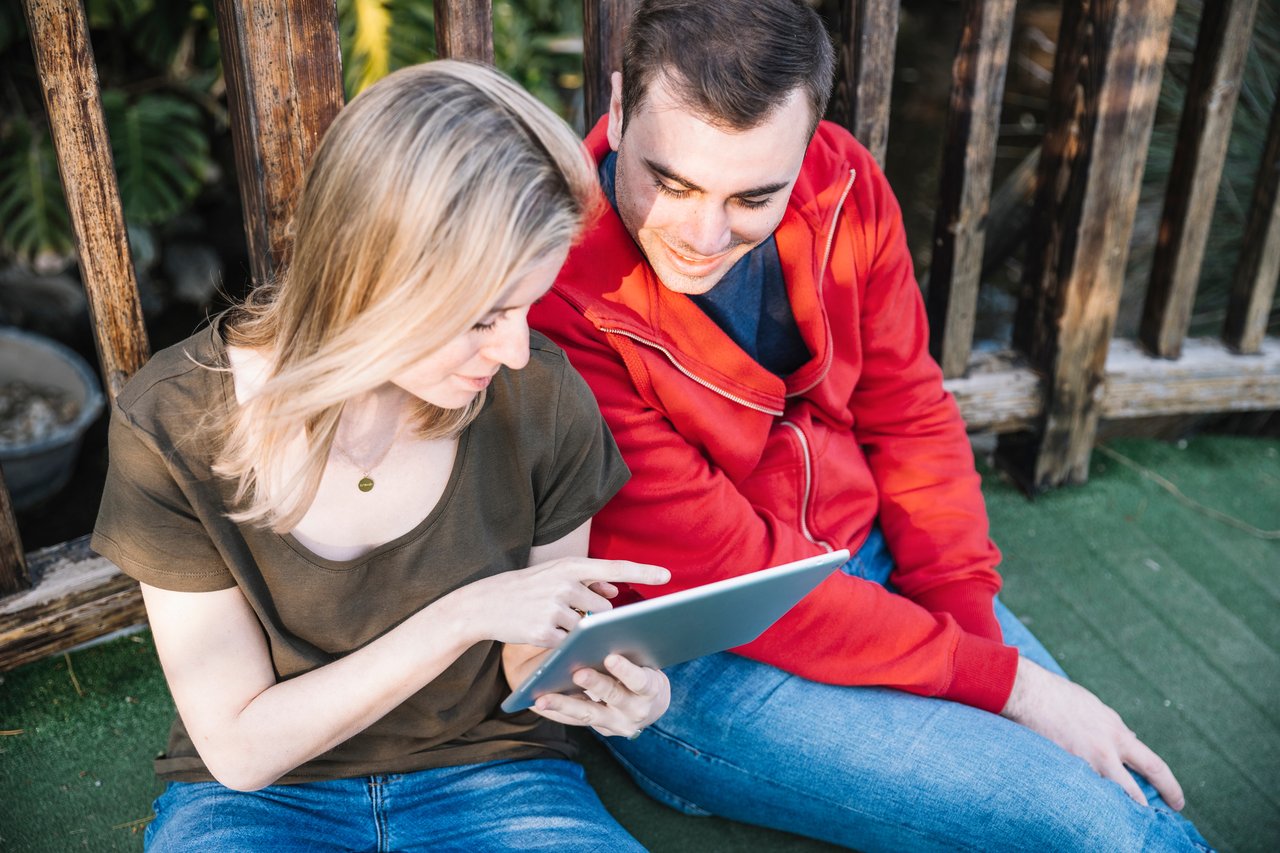 couple-using-tablet-bridge_stockphoto_Freepik