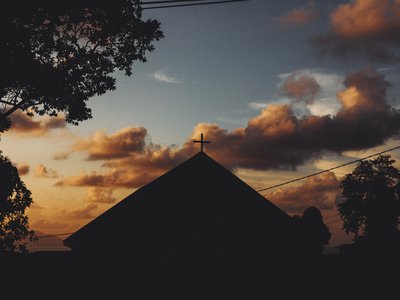 Este, naplemente, templomkörvonal Fotó: Unsplash/Dario Didon