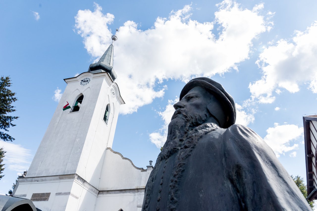 veresegyházi református templom, Kálvin szobor - Fotó: Bazánth Ivola