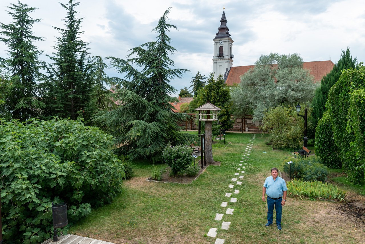 Sáropataki Református Kollégium, bibliai kert, Egresi Gábor múzeumigazgató, lelkész, Zelenka Attila fotója