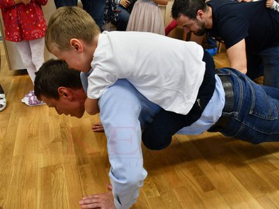 Apa-gyermek fekvőtámasz a Kecskeméti Református Pálmácska Óvodában