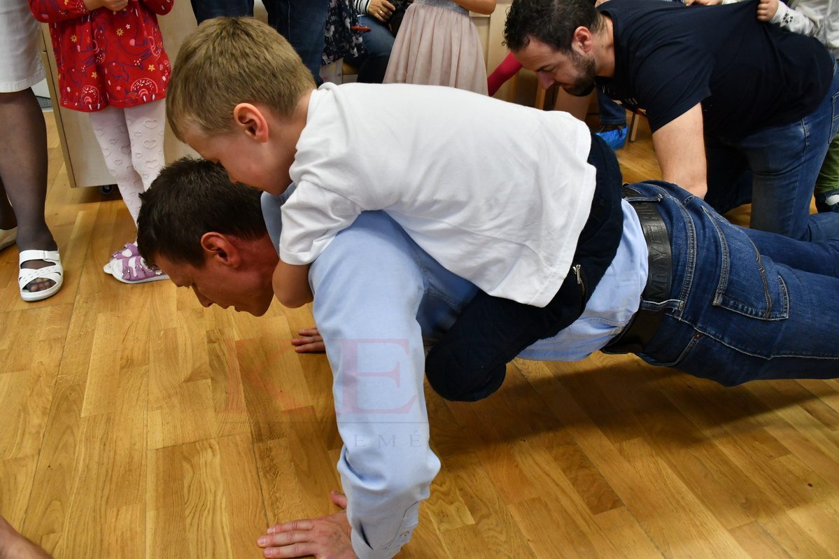 Apa-gyermek fekvőtámasz a Kecskeméti Református Pálmácska Óvodában
