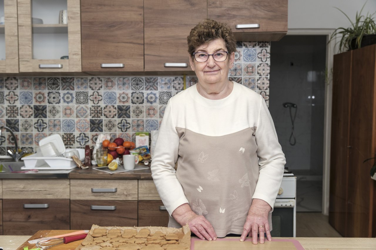 Vali néni. Újléta Jelenlét Pont, mézeskalács sütés részorulóknak 2025 december - Fotó: Zelenka Attila