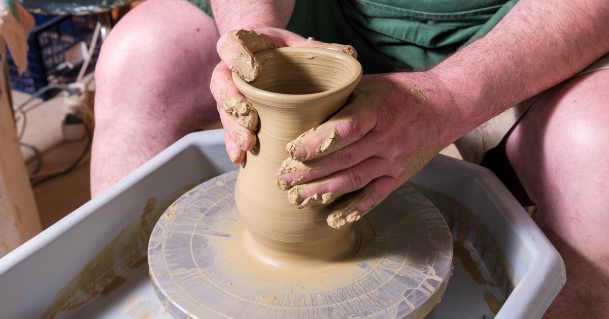 Aki az Istent kötényben képzeli el