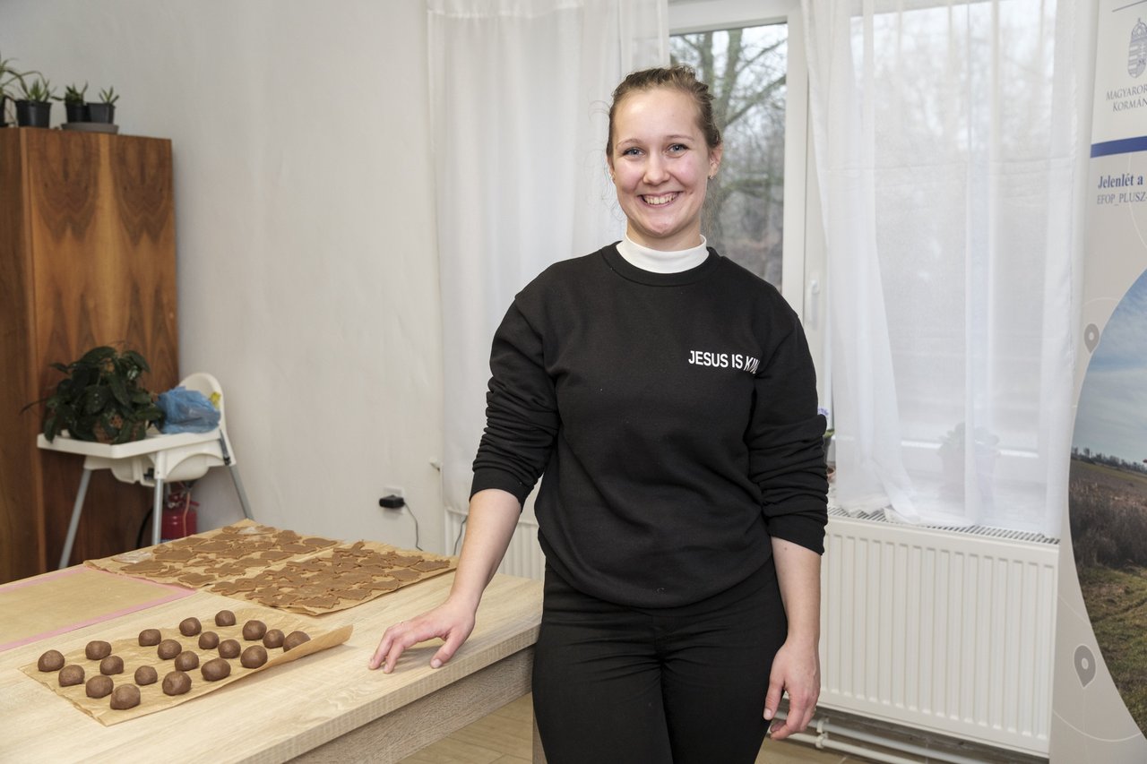 Tanásziné Szabó Viktória. Újléta Jelenlét Pont, mézeskalács sütés részorulóknak 2025 december - Fotó: Zelenka Attila