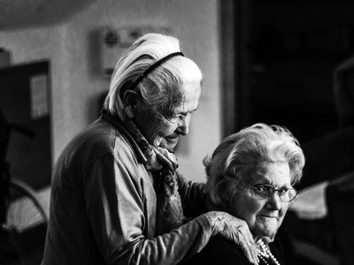 Szeretet, ölelés, barátság, idős - Fotó: Unsplash/Eberhard Grossgasteiger
