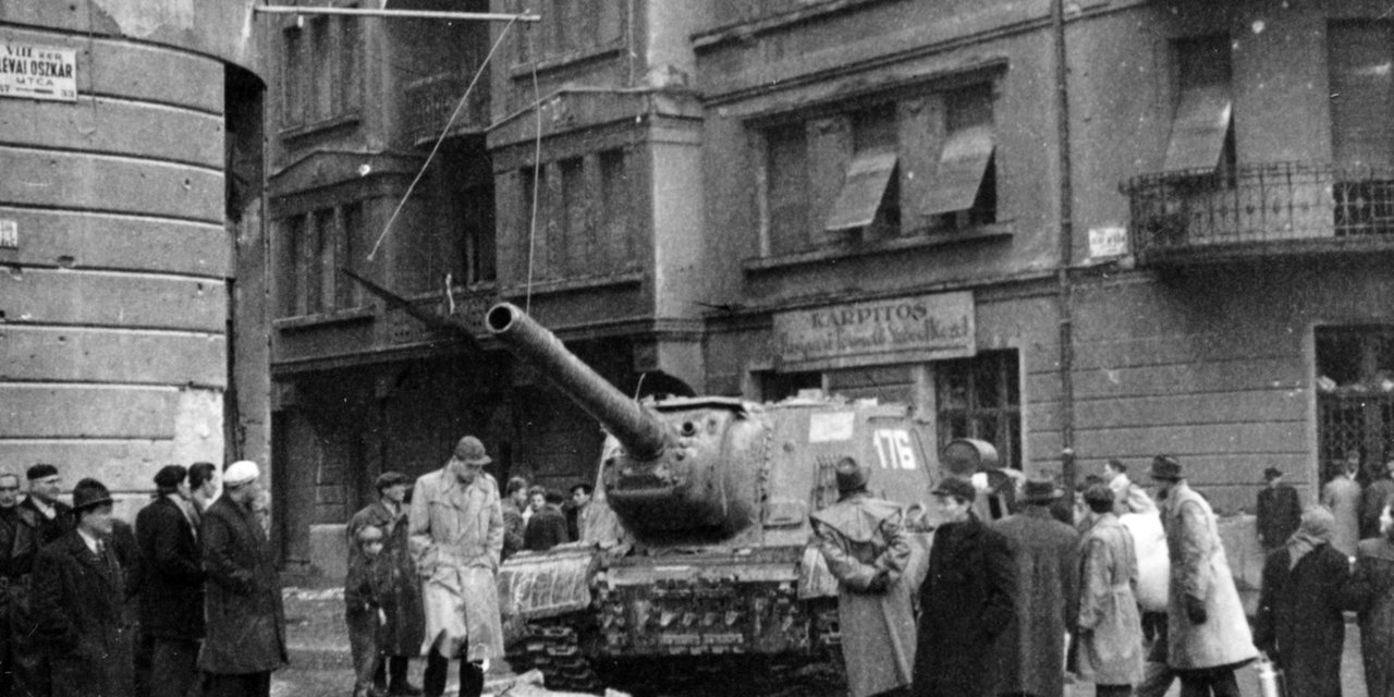 Magyarország, Budapest VIII. Fecske (Lévai Oszkár) utca a Déri Miksa utcai kereszteződésnél. Harcképtelenné tett ISZU-152-es szovjet rohamlöveg. Foró: Fortepan/Zajti Ferenc