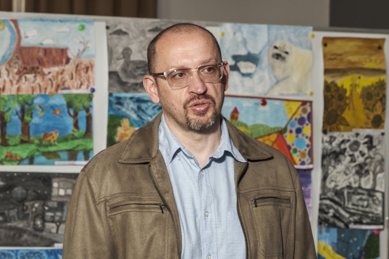 Miklo Istvan Boldizsar az iskolaepuletben 2026 Zelenka