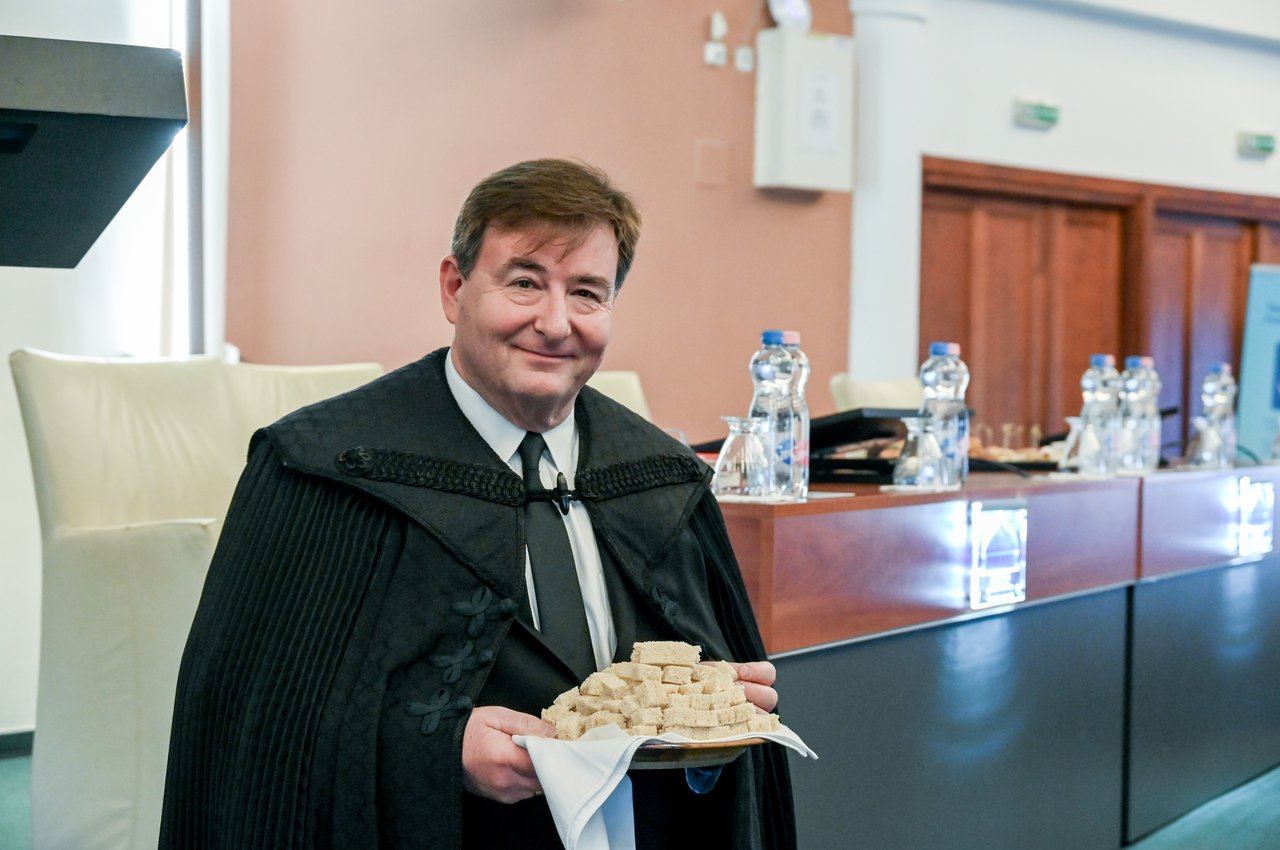 Szigeti Miklós, a Vancouveri Első Magyar Református Egyház lelkésze az úrvacsorás istentisztelet liturgiai szolgálatában vett részt a Generális Konvent balatonszárszói plenáris ülésén