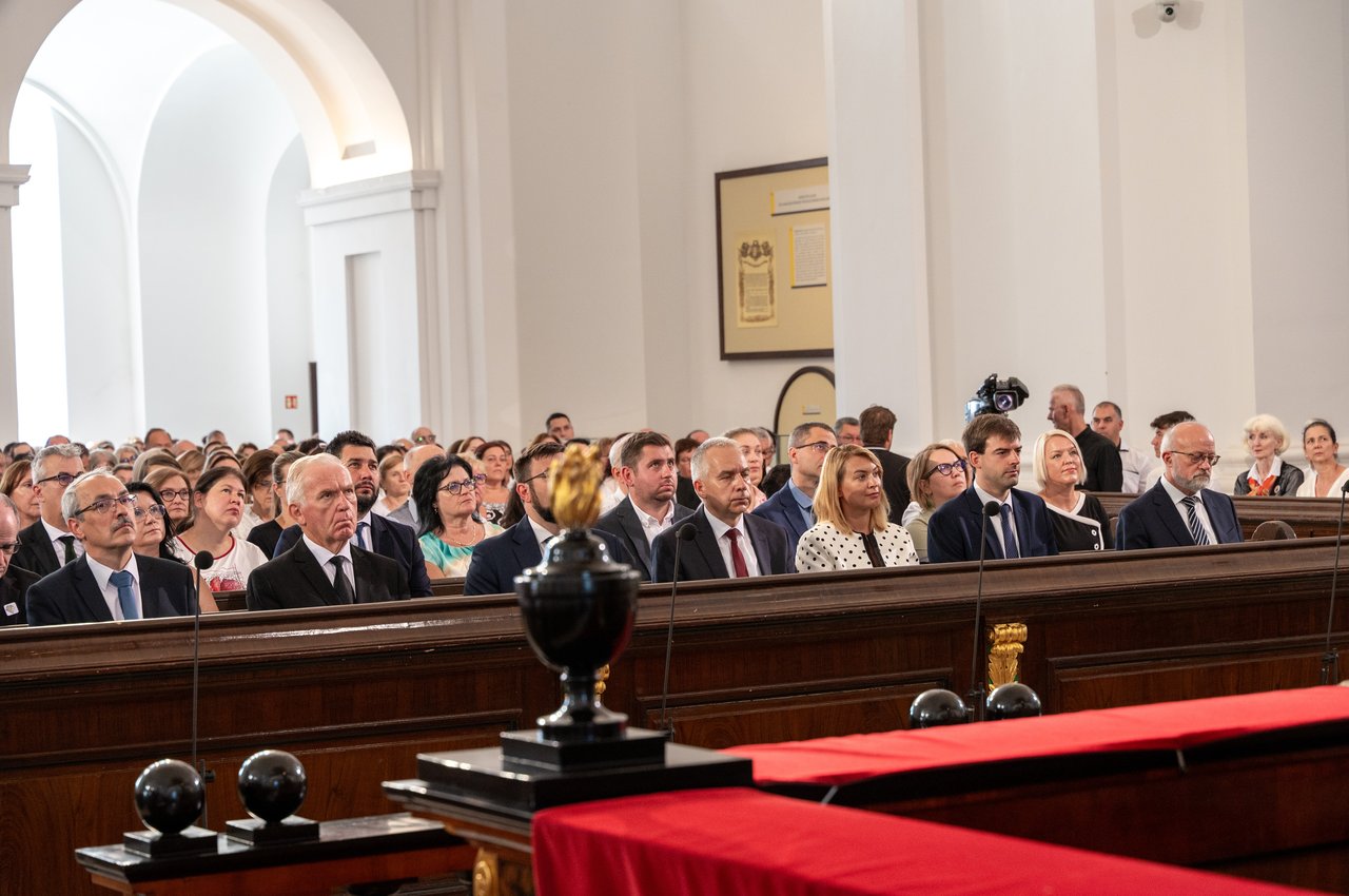 A tanévnyitón egyházi, oktatási és közéleti szereplők, valamint a református intézmények képviselői is jelen voltak