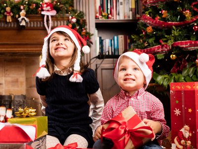 happy-kids-sitting-living-room-christmas freepik.com