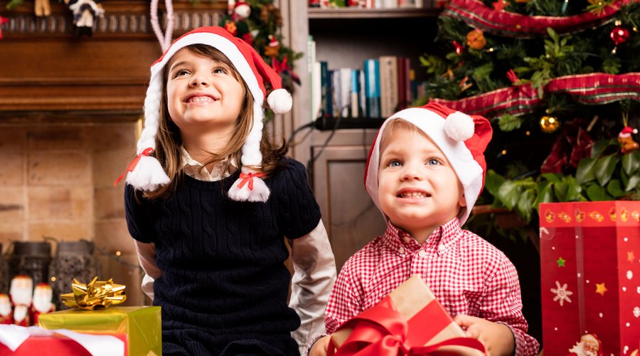 happy-kids-sitting-living-room-christmas freepik.com