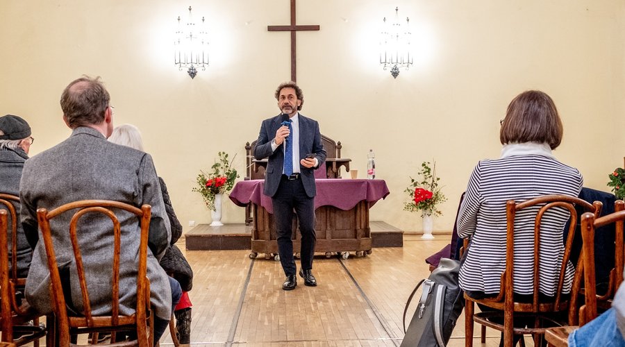 Harout Selimian, a Szíriai Örmény Protestáns Közösség vezetője előadása a Skót Misszióban, 2025. december 4. Fotó: Bazánth Ivola