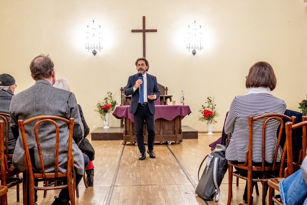 Harout Selimian, a Szíriai Örmény Protestáns Közösség vezetője előadása a Skót Misszióban, 2025. december 4. Fotó: Bazánth Ivola