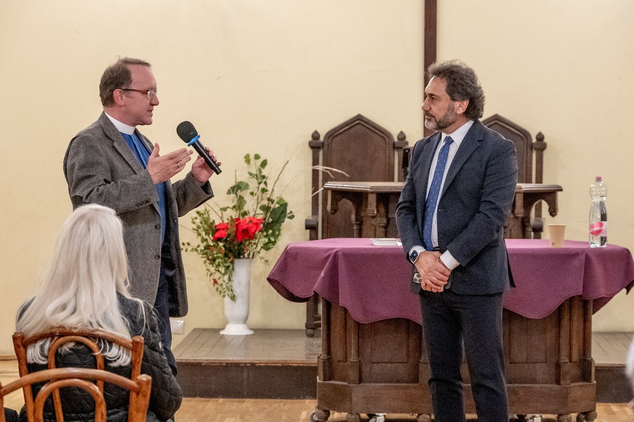 AAron Stevens és Harout Selimian, a Szíriai Örmény Protestáns Közösség vezetője. utóbbi előadásán a Skót Misszióban, 2025. december 4. Fotó: Bazánth Ivola