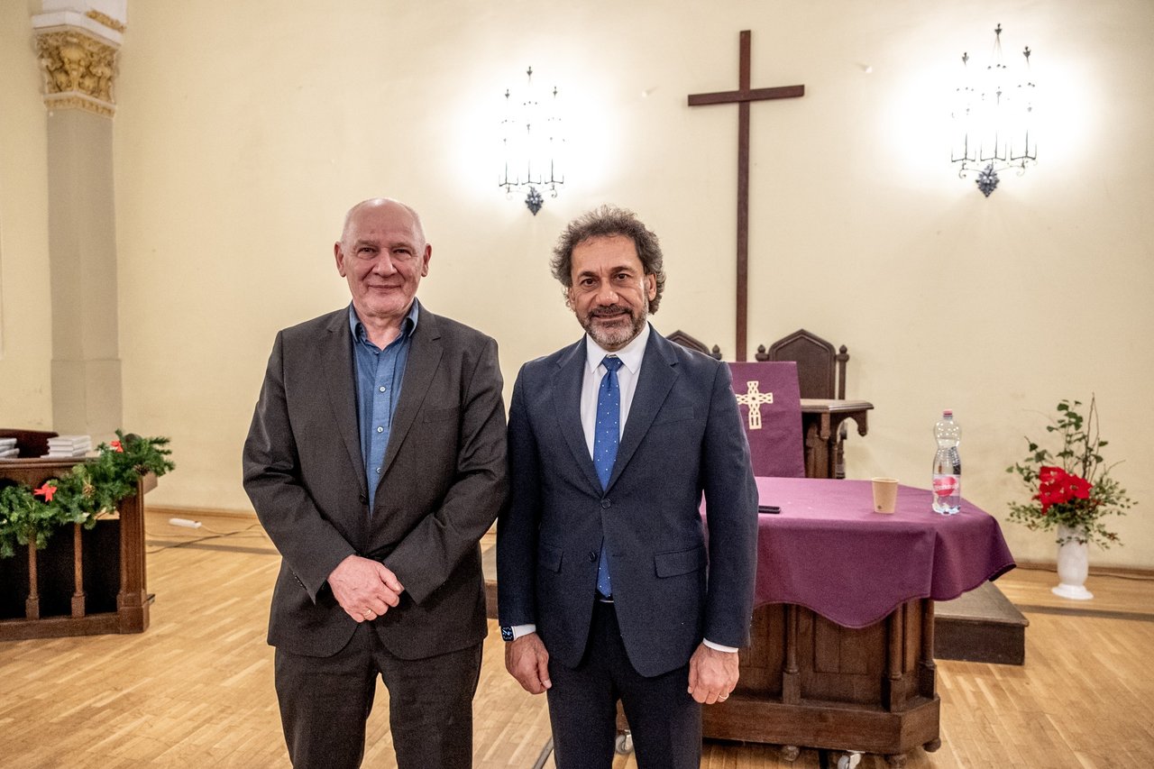 Bogárdi Szabó István és Harout Selimian, a Szíriai Örmény Protestáns Közösség vezetője.  Utóbbi előadásán a Skót Misszióban, 2025. december 4. Fotó: Bazánth Ivola