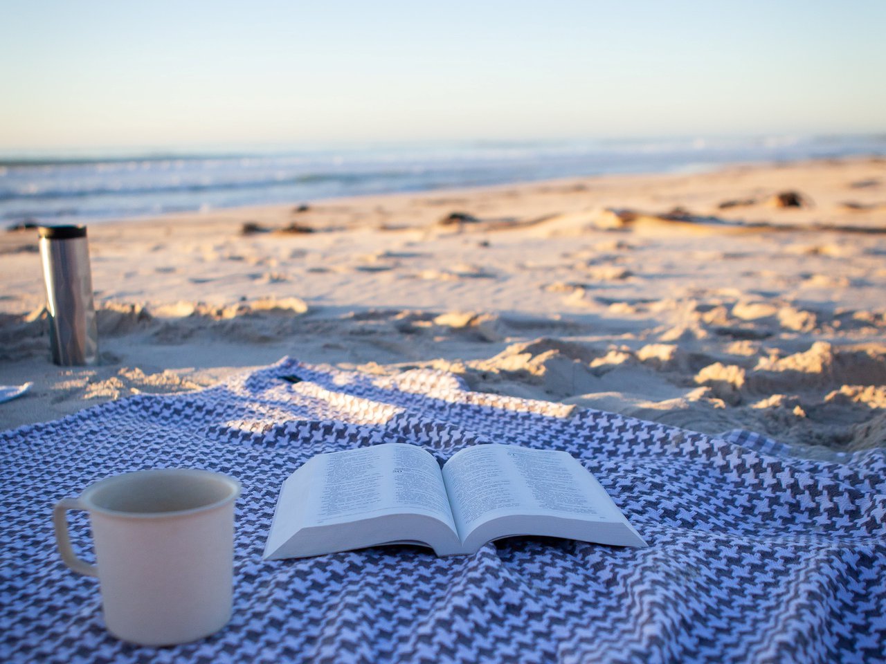 Biblia, nyaralás, tengerpart, Fotó: Unsplash/Jessica Hearn