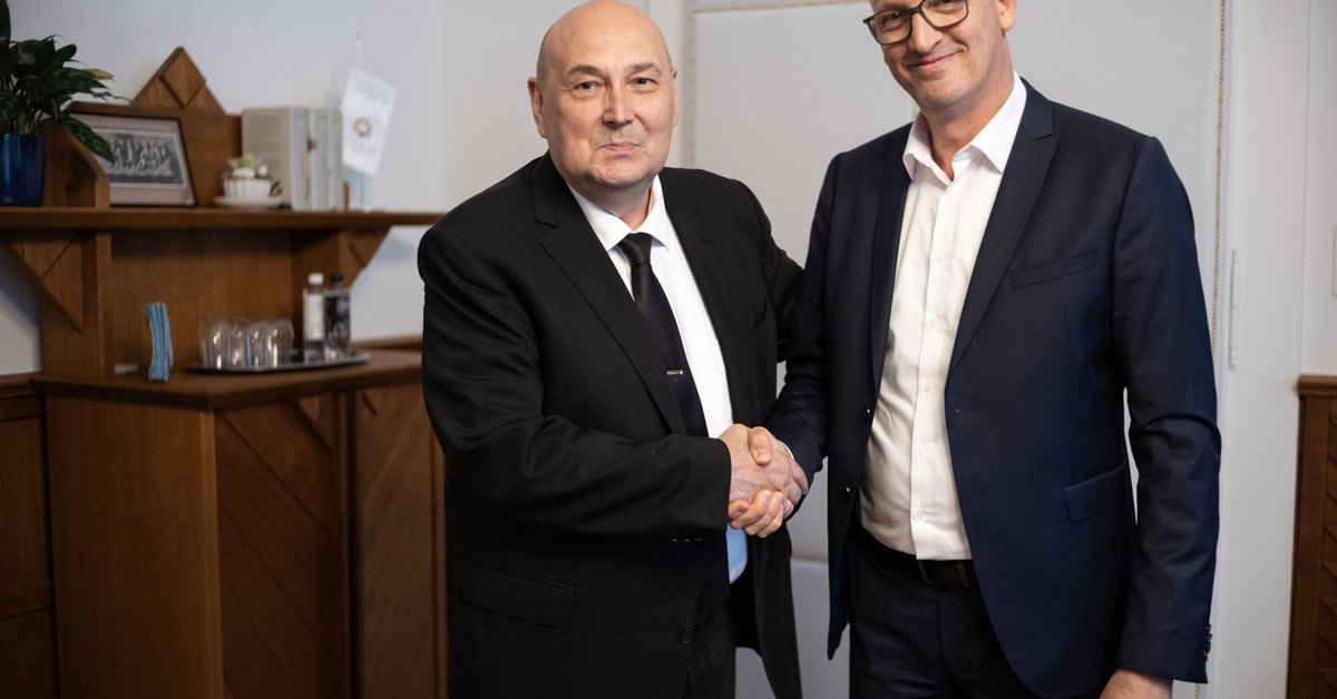 Partneri együttműködést ígér az egyháznak Tarr Zoltán – miniszteri látogatás a Zsinati Hivatalban