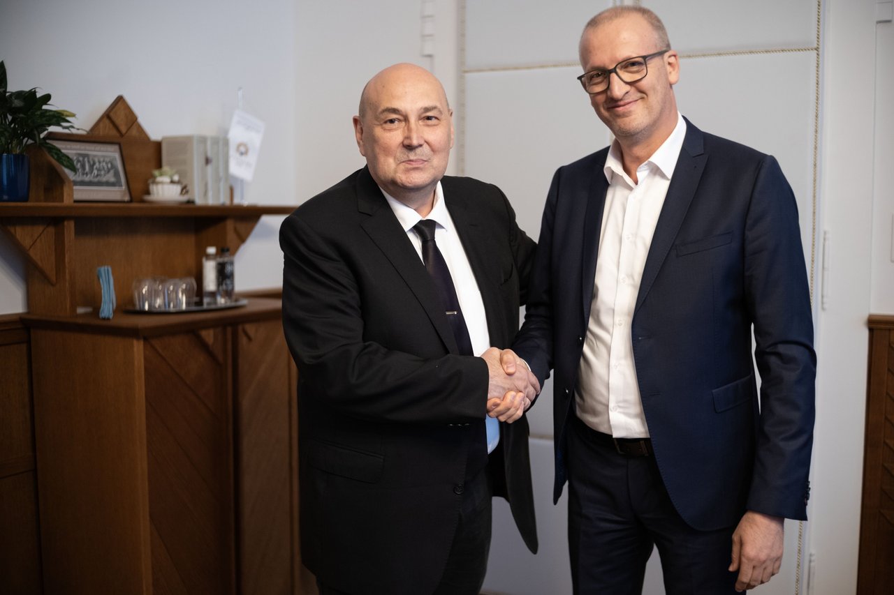 Steinbach József és Tarr Zoltán. Miniszteri látogatás a Zsinati hivatalban, 2026. augusztus 11. - Fotó: Todoroff Lázár