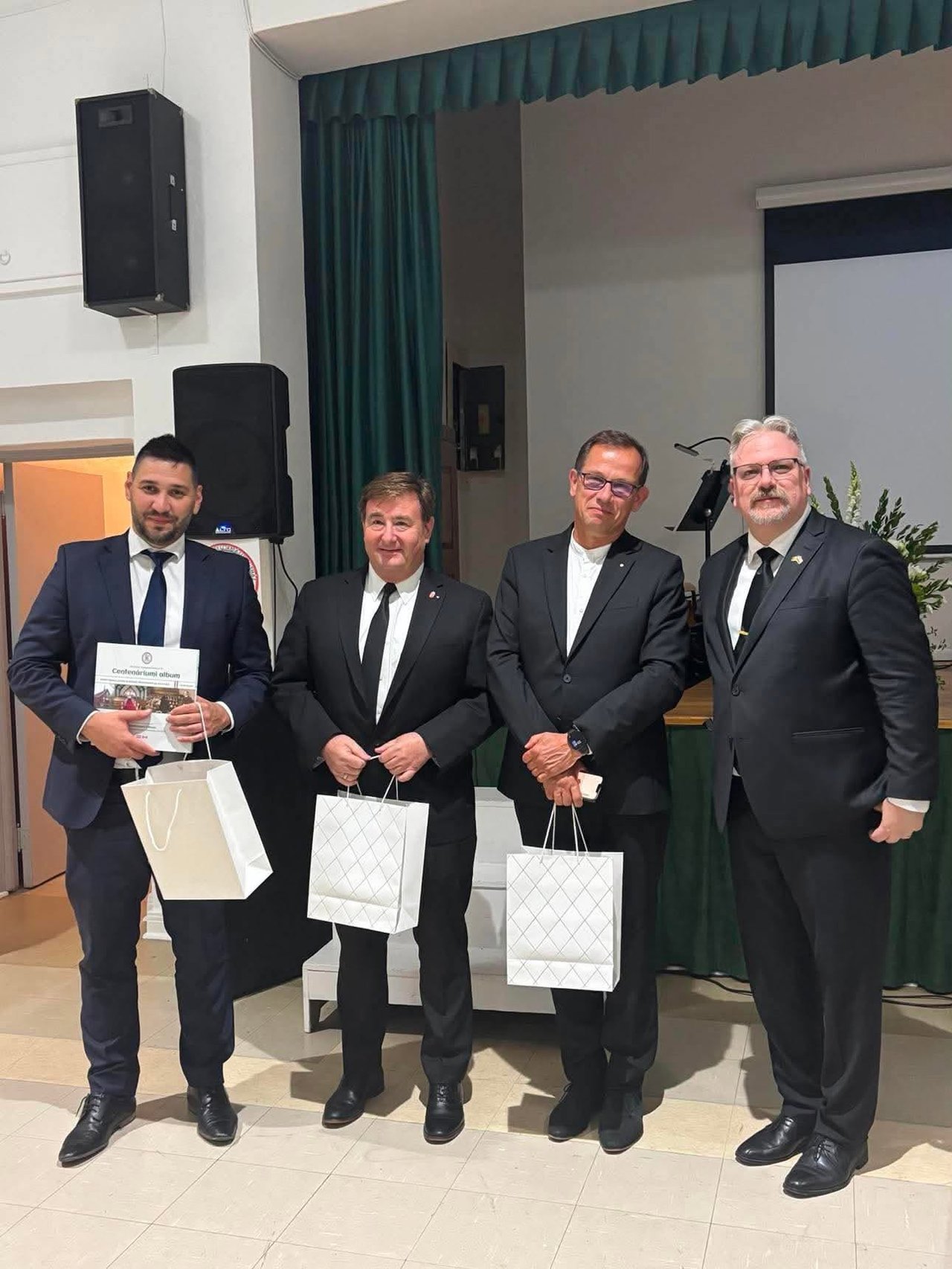 100 éves a montreali gyülekezet 2026.  Mező István, Szigeti Miklós vancouveri lelkész, Sógor Csaba, Molnár Áron lelkipásztor. Forrás: Facebook/Montreáli Magyar Református Egyház /Hungarian United Church of Montreal