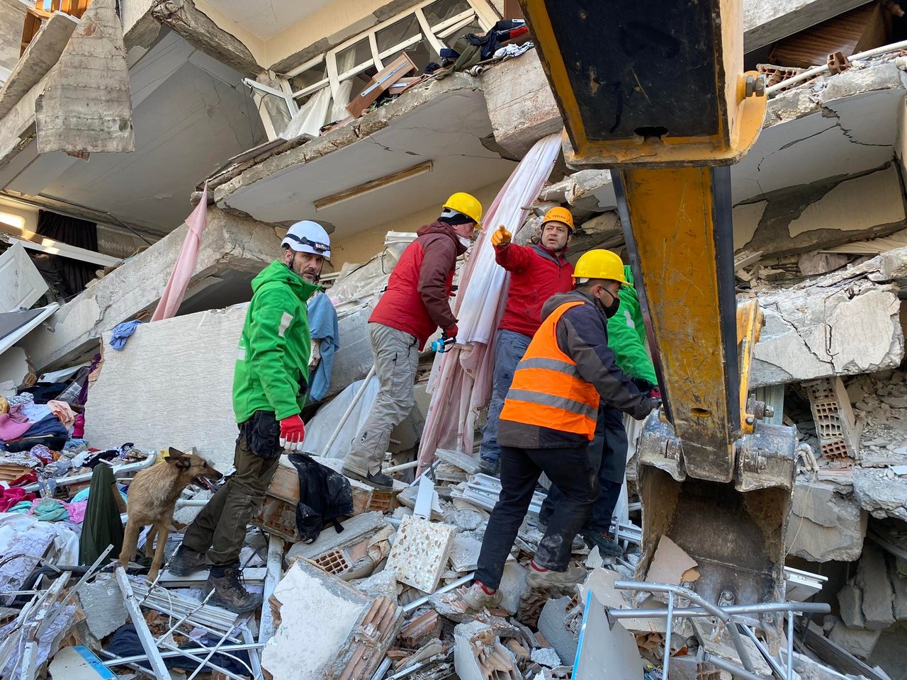 Az MRSZ kutató- és mentőcsoportja a törökországi földrengés után segíti a mentést 2023. február 9. Fotó: Facebook/Magyar Református Szeretetszolgálat