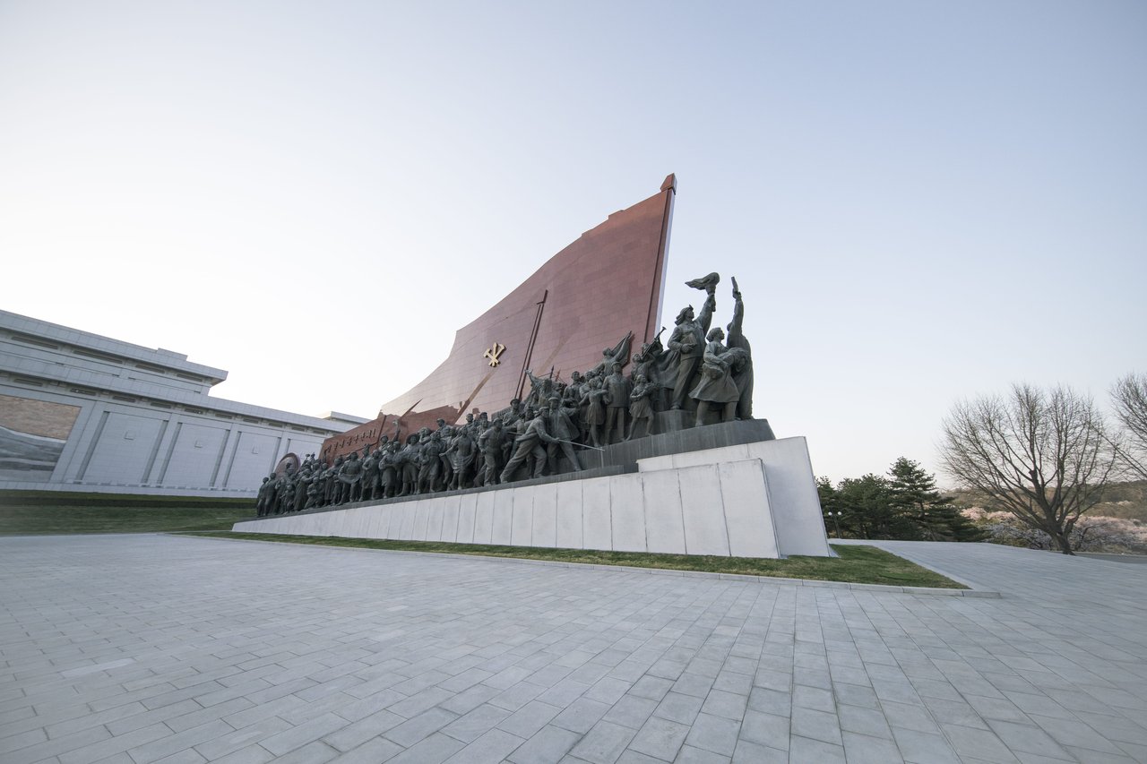 Észak-koreai emlékmű Phenjanban - Fotó: Wallpaper Flare