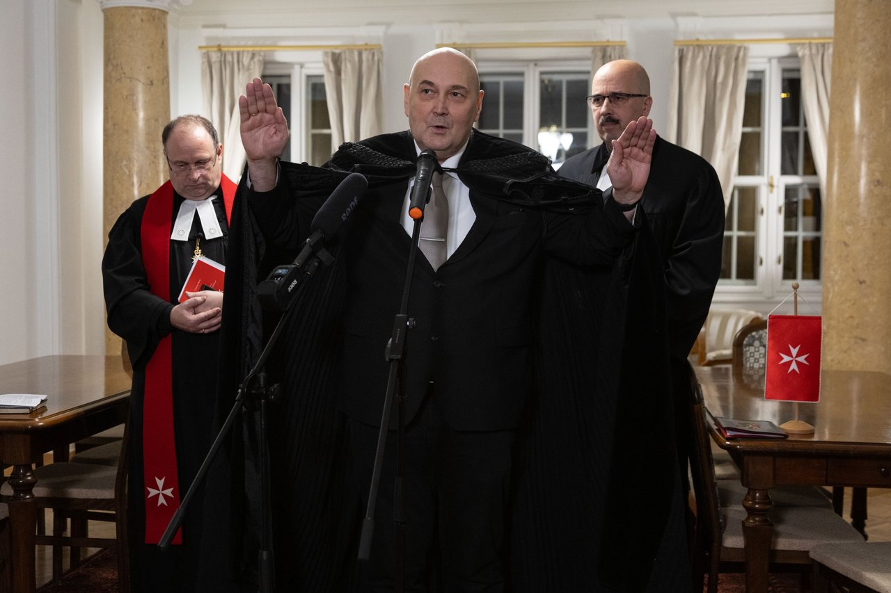 Steinbach József áldát mond. a Háttérben: Gregersen-Labossa György rendi káplán és Kondor Péter evangélikus püspök.A Johannita Rend Magyar Tagozata új központjának átadása 2026. február 11. Fotó: Hurta Hajnalka