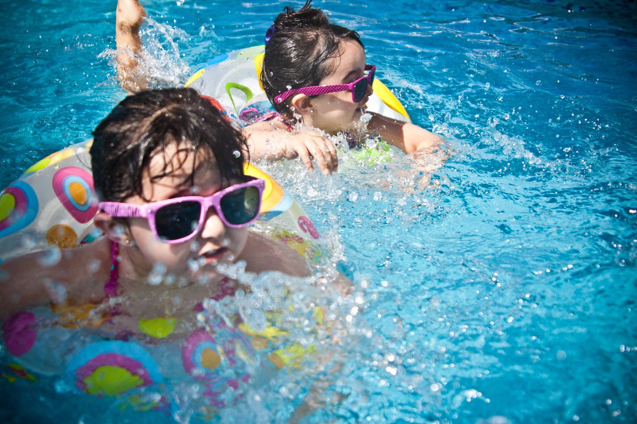 medence, fürdés, úszógumi, gyerekek, pexels fotó