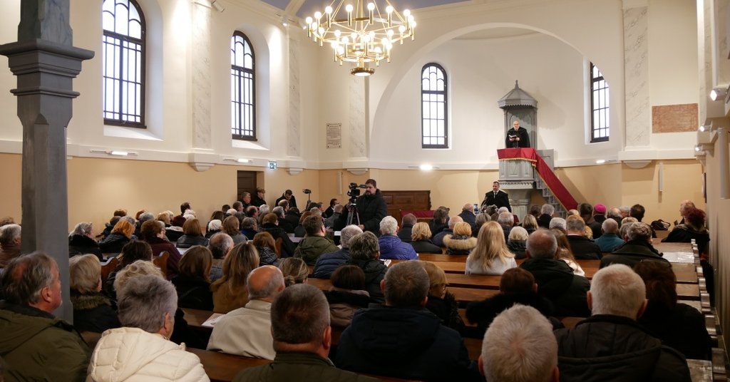 Menjetek be kapuin hálaénekkel