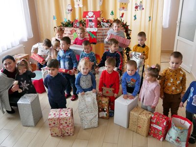 Badalói Margaréta Óvoda, kárpátaljai ovisok a dunántúli óvodákból kapott karácsonyi ajándékokkal. 2022. december - Fotó: refdunantul.hu