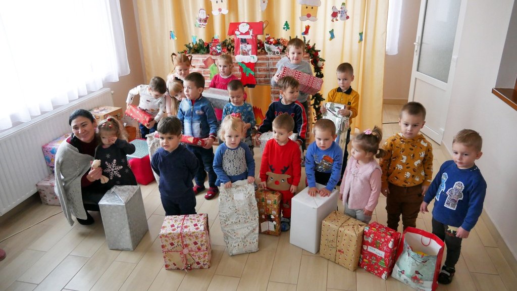 Badalói Margaréta Óvoda, kárpátaljai ovisok a dunántúli óvodákból kapott karácsonyi ajándékokkal. 2022. december - Fotó: refdunantul.hu