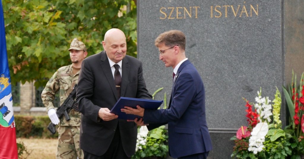 Székesfehérvár Tiszteletbeli Polgára címet kapott Steinbach József püspök