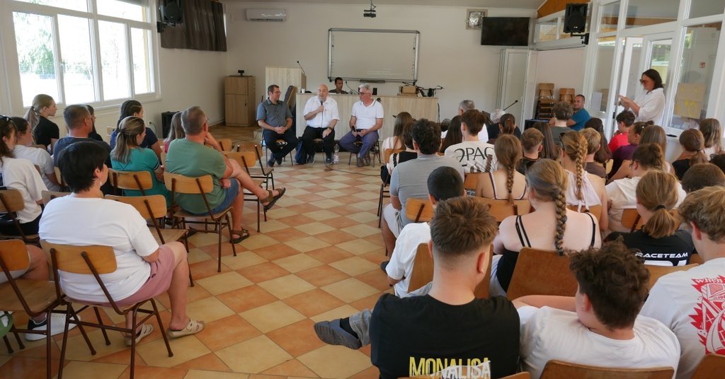 „De jó, hogy itt vagytok!” – Kárpát-medencei Református Ifjúsági Találkozót tartottak Balatonfenyvesen