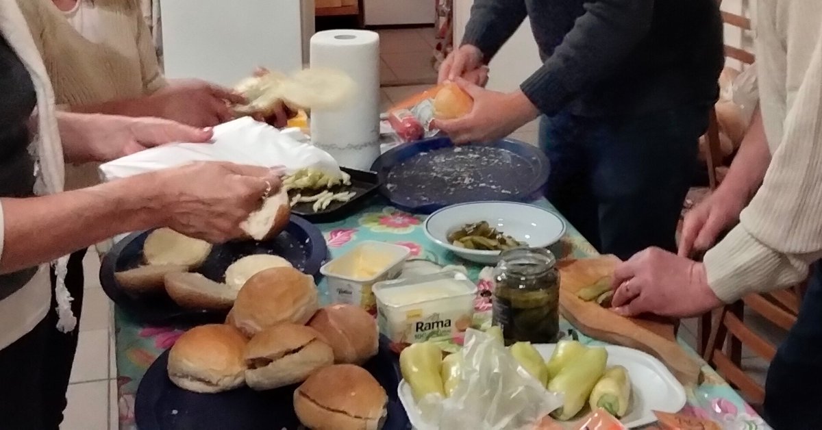 Újabb száz szendvicset készít menekülteknek a pilisi gyülekezet