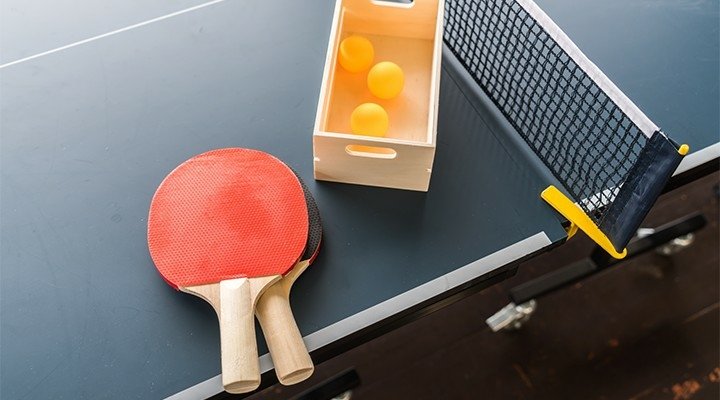 pingpong asztal és ütő